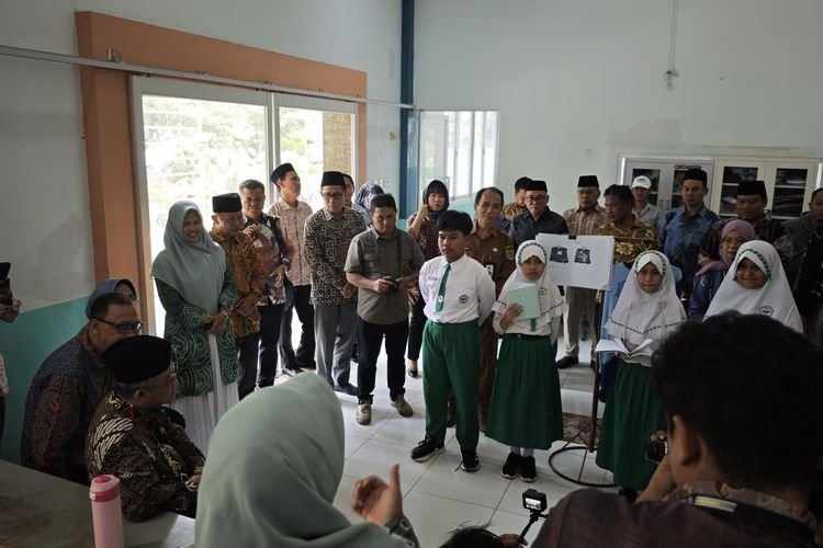 Di Hadapan Mendikdasmen, Rheno Perkenalkan \”Alexandria\” dan Minta Laptop untuk Deep Learning