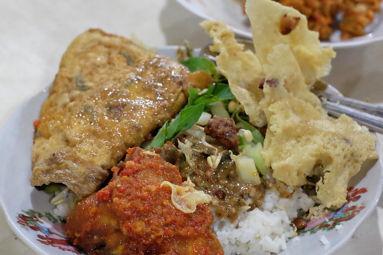 Pecel Madiun Segar di Malam Hari: Tempat Jual Nasi Pecel Madiun di Surabaya Buka Sampai Malam!