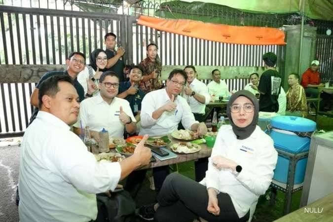 Potret Menteri Purbaya Makan di Warung Kaki Lima Usai Rapat Danantara