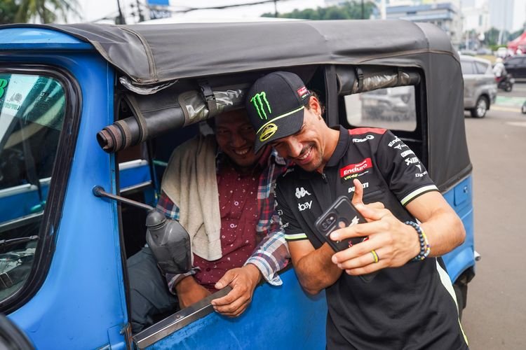 Saat Pebalap VR46 Berkendara di Jakarta dengan Bajaj dan MRT