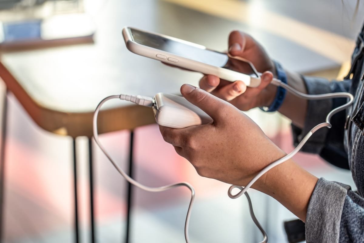 Jangan Terlalu Sering Main HP Saat Diisi Daya, Ini Bahayanya!