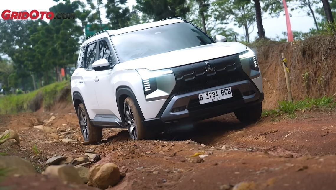 Tiga Trik Andalan Mitsubishi Destinator Mengatasi Jalan Buruk, Ideal untuk Liburan Keluarga
