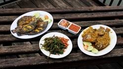 Tanda-Tanda Ikan dan Ayam Goreng Busuk yang Perlu Diwaspadai