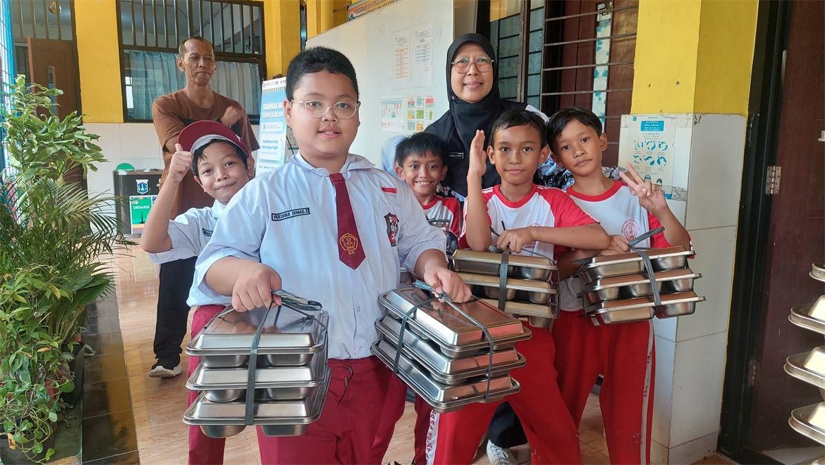 Istri Pencuci Ompreng Bocorkan Kebiasaan Suaminya Tak Pernah Keracunan Makan Sisa MBG