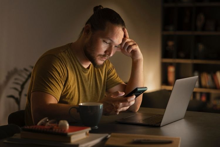 5 Dampak yang Terjadi Jika Kamu Doomscrolling Setiap Hari Selama Setahun!