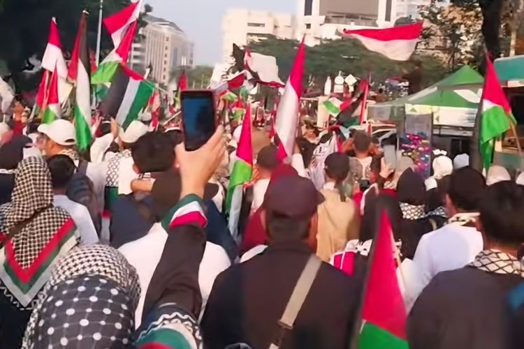 Ratusan Orang Ikut Aksi Bela Palestina di Patung Kuda, Serukan Takbir dan Baca Puisi